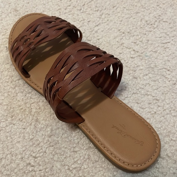 Universal Thread Sandals - Picture 2 of 5
